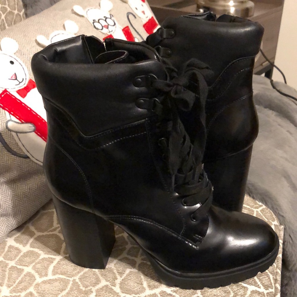 NWT! AQUA leather stacked heel platform hikers